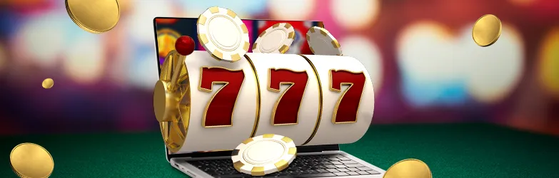 Spielautomat mit drei Siebenen am Laptop