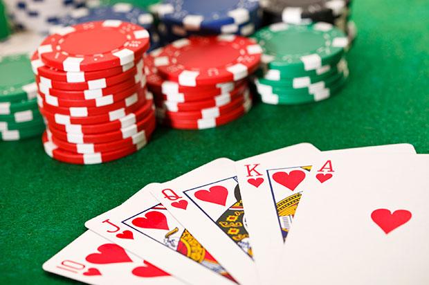 Spielkarten und Chips im Casino